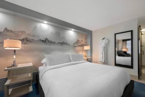 Ein Bett oder Betten in einem Zimmer der Unterkunft Blue - A Modern Hotel, an Ascend Collection Hotel