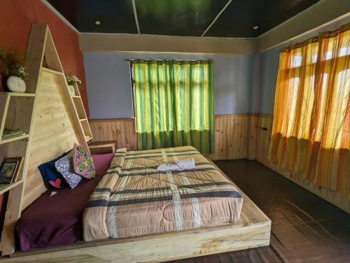 a bedroom with a bed in a room with a window at Mochilero Ostello in Pelling