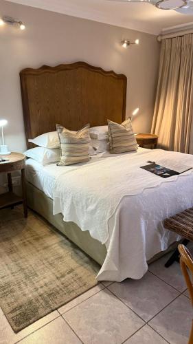 Postel nebo postele na pokoji v ubytování Kruger Riverside Lodge - No Load-shedding