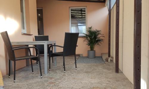 a table and chairs in a room with a plant at Ferienhaus kleine Perle in Stendal