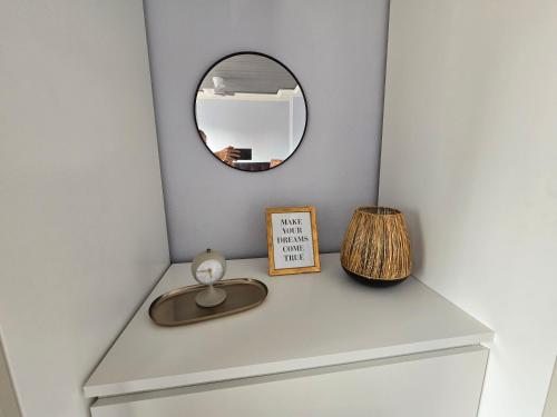 a mirror on top of a dresser in a room at HR Haus unter den Linden in Coesfeld