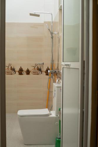 Habitación con baño con ducha y aseo. en Namal Stay, en Weligama