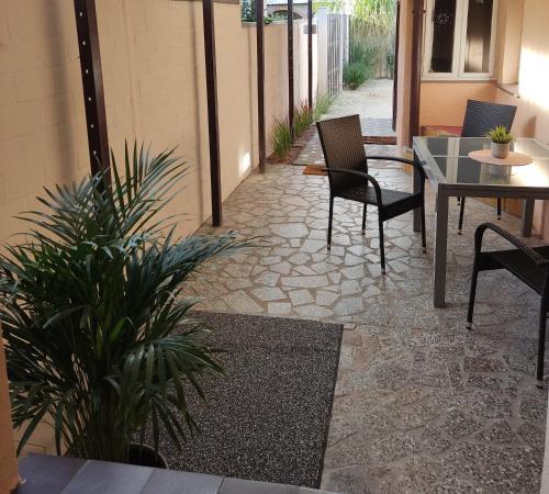 a patio with chairs and a table and plants at Ferienhaus kleine Perle in Stendal