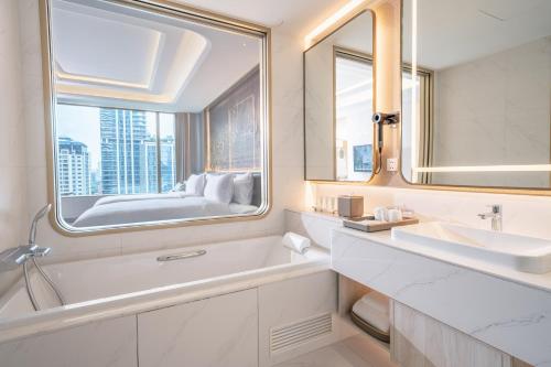 Bilik mandi di Grande Centre Point Prestige Bangkok