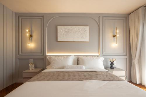 Ένα ή περισσότερα κρεβάτια σε δωμάτιο στο Penthouse The Olaf at Chiang Mai's Old Town Suandok Gate I Entire Villa Booking I 4 Bedrooms I Daily Housekeeping