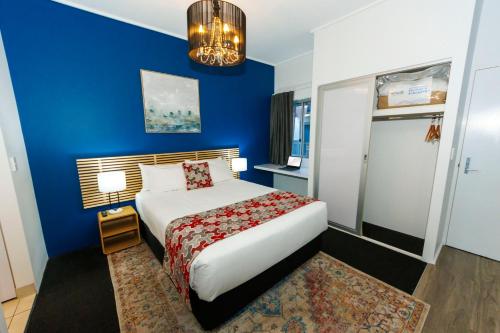 Ένα ή περισσότερα κρεβάτια σε δωμάτιο στο The Miro Apartments