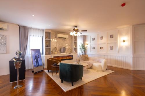 Ruang duduk di Penthouse The Olaf at Chiang Mai's Old Town Suandok Gate I Entire Villa Booking I 4 Bedrooms I Daily Housekeeping