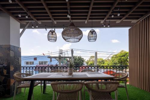 Gambar di galeri bagi Penthouse The Olaf at Chiang Mai's Old Town Suandok Gate I Entire Villa Booking I 4 Bedrooms I Daily Housekeeping di Chiang Mai
