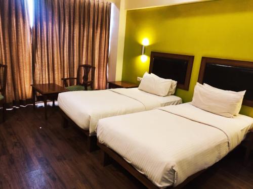 Ένα ή περισσότερα κρεβάτια σε δωμάτιο στο Krishna Inn - Royal Hotels