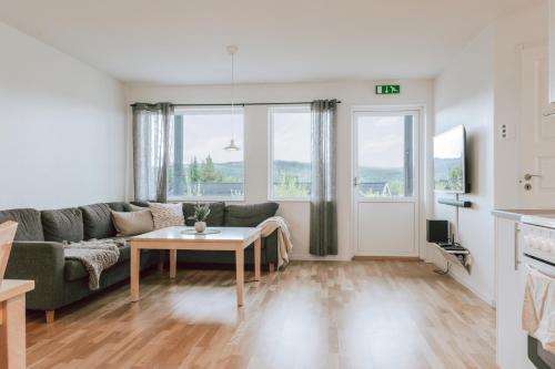 una sala de estar con un sofá y una mesa en Ski in/Ski | Sauna | WiFi | Terrace, en Lofsdalen