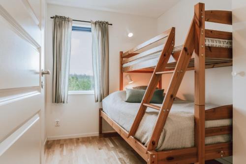 Un dormitorio con dos literas en una habitación. en Ski in/Ski | Sauna | WiFi | Terrace, en Lofsdalen
