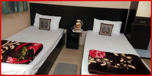 Cama o camas de una habitación en HOTEL D-S - RESIDENCY - Near Kasi Vishwanath Temple #Fully Air Conditioning -Free Wifi -Parking -Room Service #Best Hotel In Varanasi