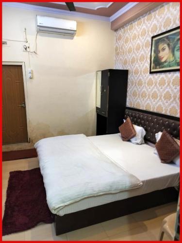 Cama o camas de una habitación en HOTEL D-S - RESIDENCY - Near Kasi Vishwanath Temple #Fully Air Conditioning -Free Wifi -Parking -Room Service #Best Hotel In Varanasi