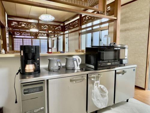 Hotel Ishigaki and Chikonkiyaにあるキッチンまたは簡易キッチン