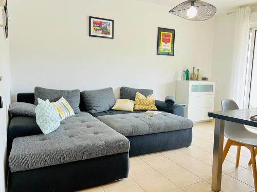 a living room with a couch and a table at appartement au coeur de Saint-Florent à 200m de la plage in Saint-Florent