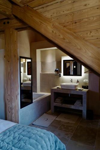 Hôtel Le Prieuré - Pra Loup 1500にあるベッド