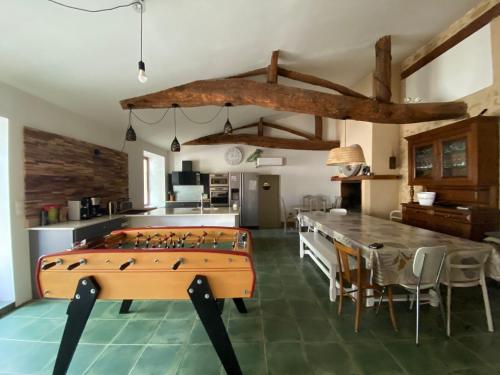 Kuchyň nebo kuchyňský kout v ubytování Villa Baptiste Spa Sauna Billard Piano ping-pong baby-foot Piscine près de Bordeaux