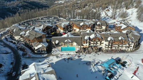 2ch avec piscine aux pieds des pistes, Les Orres 1800