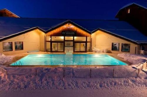 2ch avec piscine aux pieds des pistes, Les Orres 1800