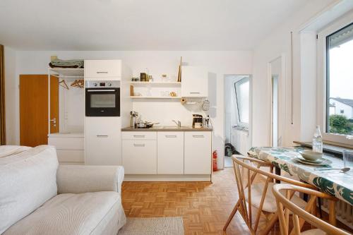 Kuchyň nebo kuchyňský kout v ubytování Modernes Studio in Neu-Ulm