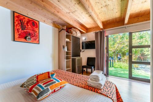 une chambre avec un lit et une grande fenêtre dans l'établissement Inn 4 Bears, à Nîmes