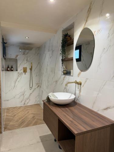 Ένα μπάνιο στο Charmant rez-de-jardin indépendant avec chambre privée
