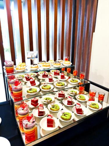 einen Tisch mit vielen verschiedenen Kuchen- und Desserts in der Unterkunft Soll Marina Hotel & Conference Center Bangka in Pangkalpinang