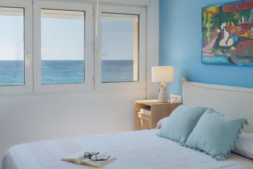 a bedroom with a bed with a view of the ocean at La Casita Masahug in San José