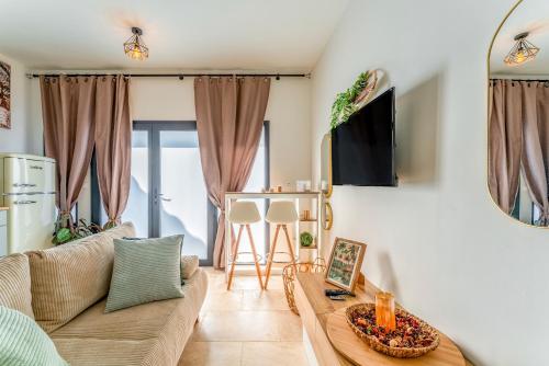 a living room with a couch and a table at Une parenthèse en luberon, jacuzzi in Les Taillades