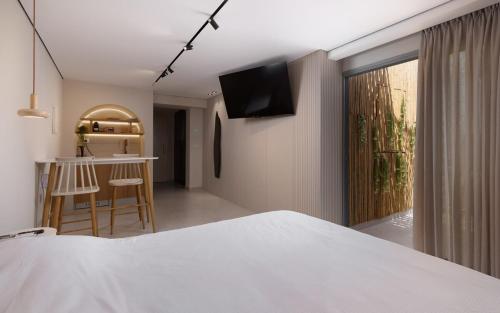 a bedroom with a bed and a tv on a wall at נופש ספיר אילת romantic in Eilat