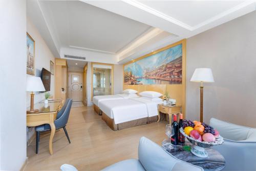 Una cama o camas en una habitación de Vienna Hotel Guangzhou Baiyun International Airport