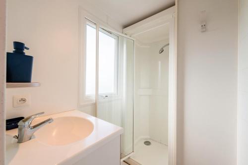 Ένα μπάνιο στο Mobil home Ty Reuniou - Vue mer