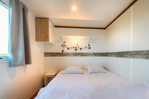 Ένα ή περισσότερα κρεβάτια σε δωμάτιο στο Mobil home Ty Reuniou - Vue mer