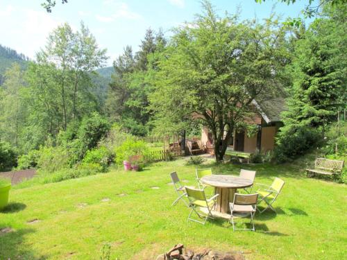 un tavolo e sedie in un prato di Jolie maison - Vallée de la Bruche près des Vosges a Bourg-Bruche