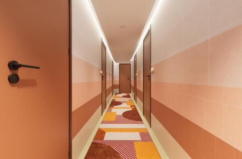 シンガポールにあるA Hotel Farrer Parkのカラフルなカーペットの床の廊下