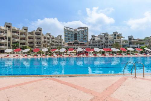 Bazén v ubytování Bliss Aqua 10 - One BR Chalet at Aqualand Resort in Batroun nebo v jeho okolí