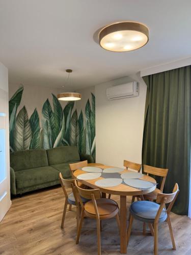 ein Wohnzimmer mit Tisch und Stühlen und einer Couch in der Unterkunft Przytulny Zakątek Karkonoszy in Karpacz