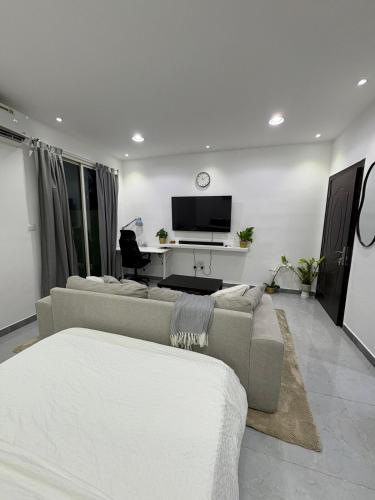 Cozy Studio Near Al Wahda Mall