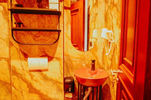 プリズレンにあるThea Hotelの洗面台と鏡のあるバスルーム