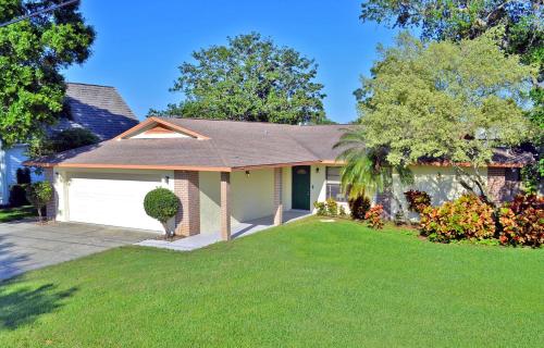 una casa con garage e prato di Desoto a Palma Sola Park