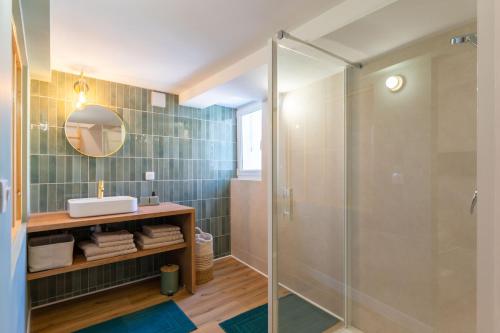 ein Badezimmer mit Glasdusche und Waschbecken in der Unterkunft Duplex Labet in La Ciotat