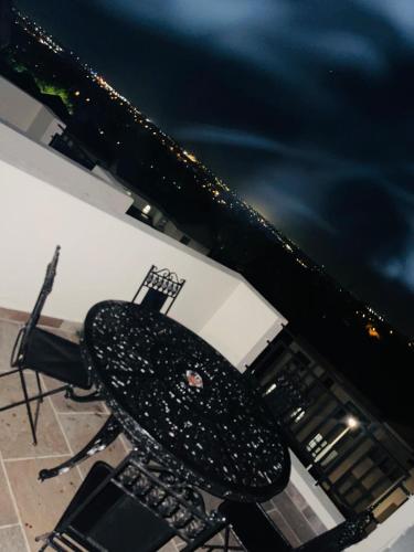 Gambar di galeri bagi The Icons Lounge - Exclusive Penthouse in Fourways with Pool Table di Fourways