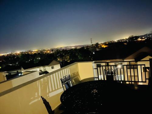 Balkoni atau teres di The Icons Lounge - Exclusive Penthouse in Fourways with Pool Table