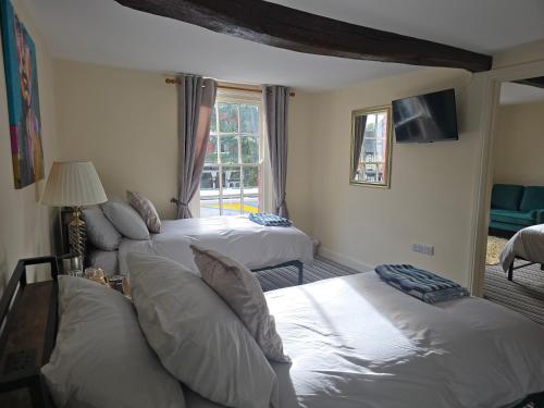 TV a/nebo společenská místnost v ubytování Family room 2 - The Unicorn Hotel