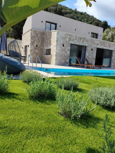Bazén v ubytování Villa Pietra Di Mare nebo v jeho okolí