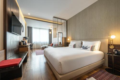TV a/nebo společenská místnost v ubytování Hyatt Centric Gran Via Madrid