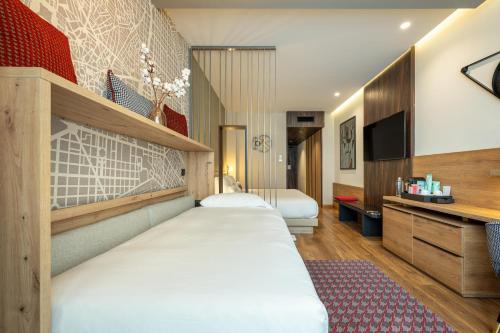Postel nebo postele na pokoji v ubytování Hyatt Centric Gran Via Madrid