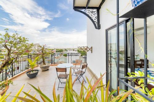 Balkoni atau teres di MTR Apartment & Hotel