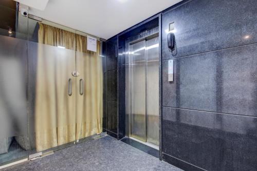 Un baño de Hotel Cocoon Suites Kalyan Nagar