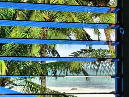 una finestra con vista sulla spiaggia di Siquijor Pier Guest House a Siquijor